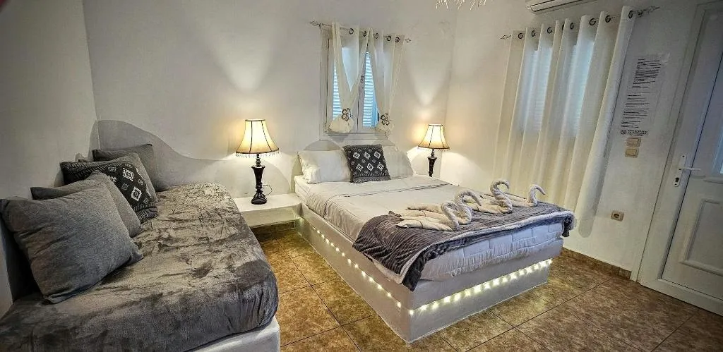 Room, Pleasure Beachside Studios, Santorini