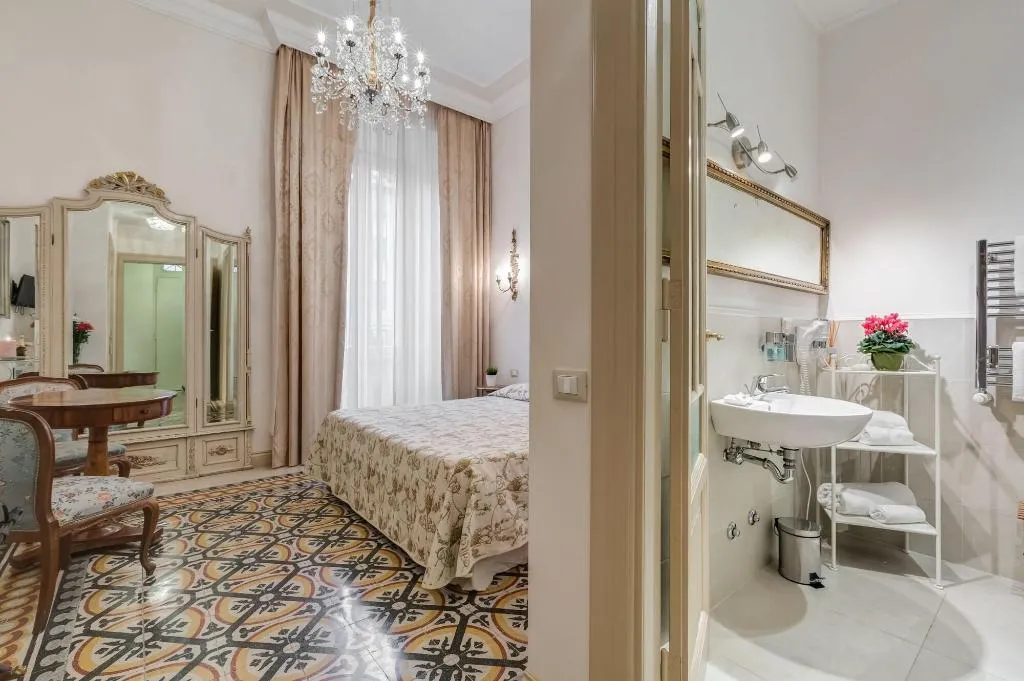 Room, Rome Charming Suites, Naples