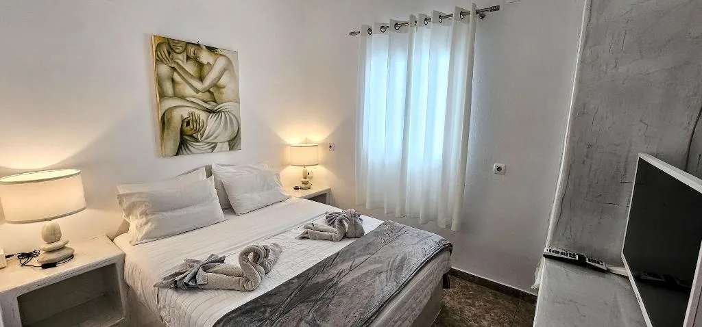 Room, Pleasure Beachside Studios, Santorini