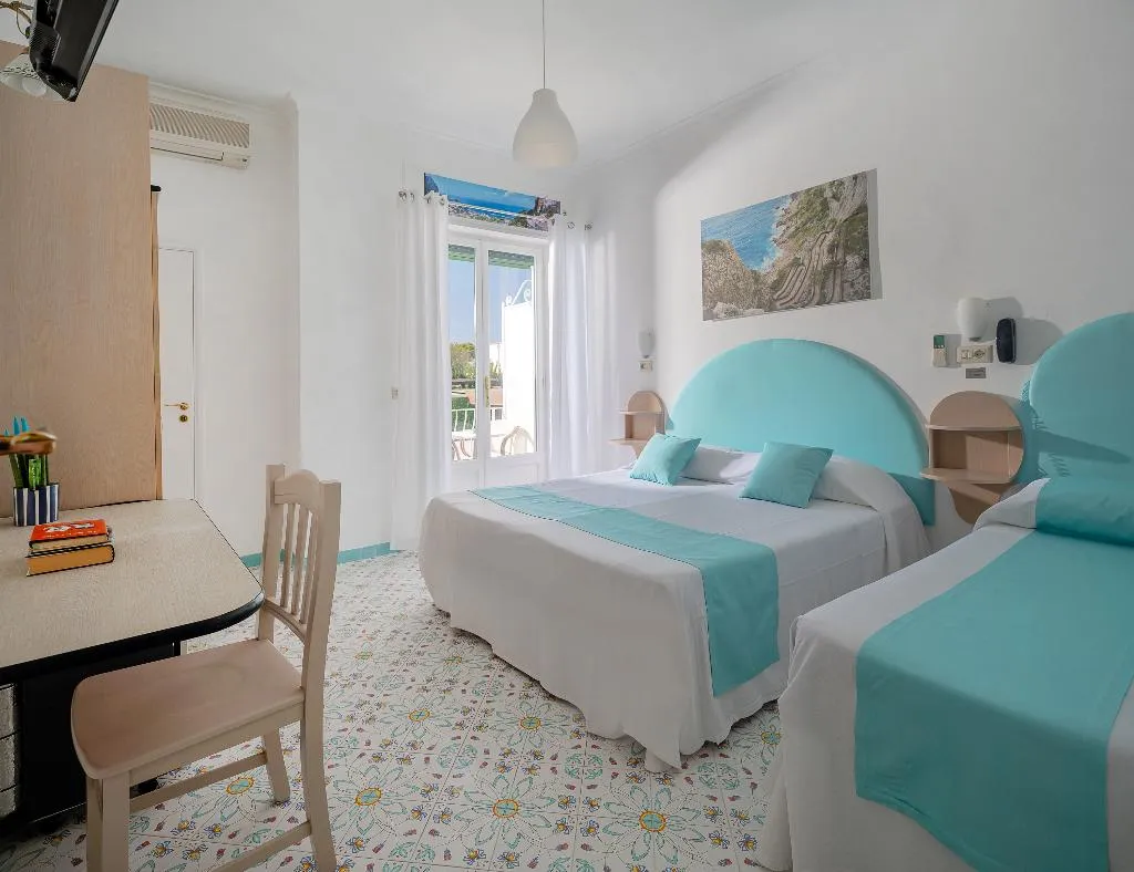 TRIPLE ONE BEDROOM ONE BATHROOM Room, Carmencita, Naples