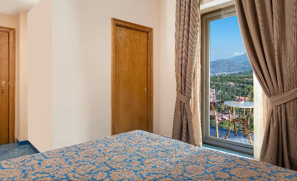 Room, Grand Hotel Due Golfi, Naples