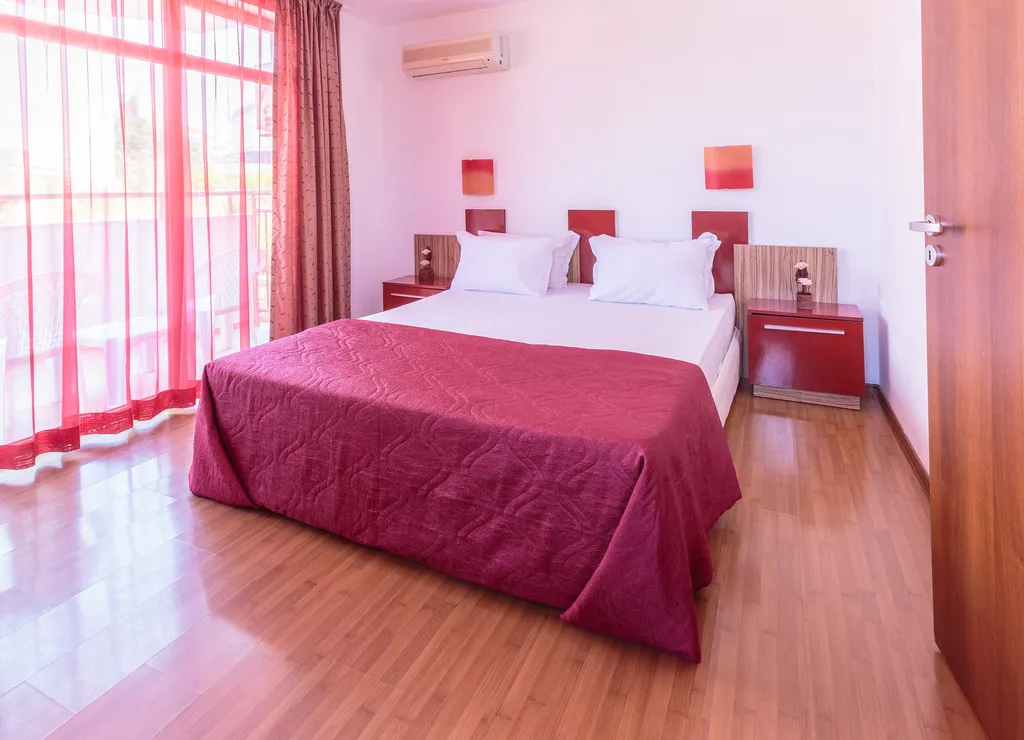 Room, Apolis, Bourgas