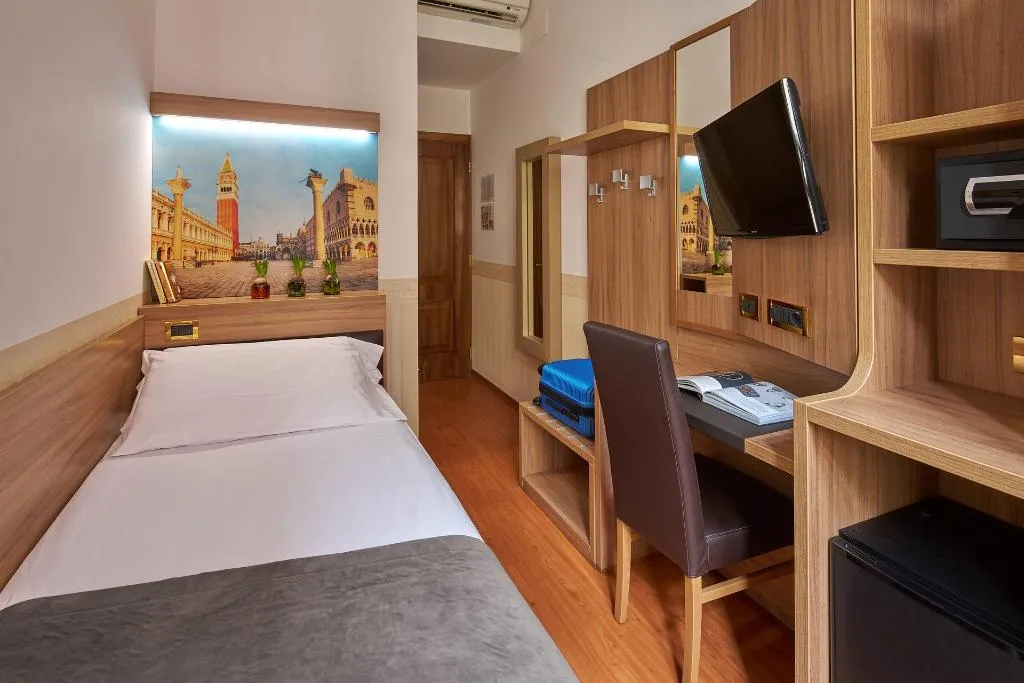 SINGLE CLASSIC Room, UNA HOTELS Ala Venezia - Adults +16, Venice