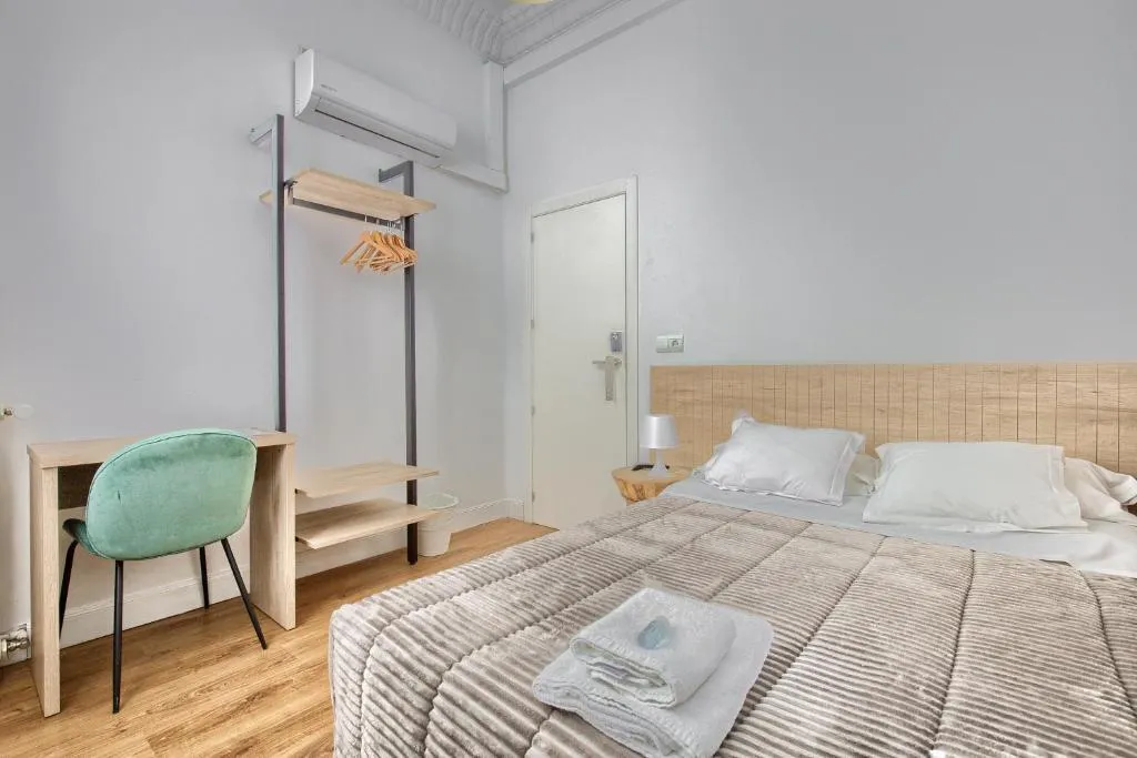 SINGLE WITH DOUBLE BED Room, Hostal Besaya, Madrid