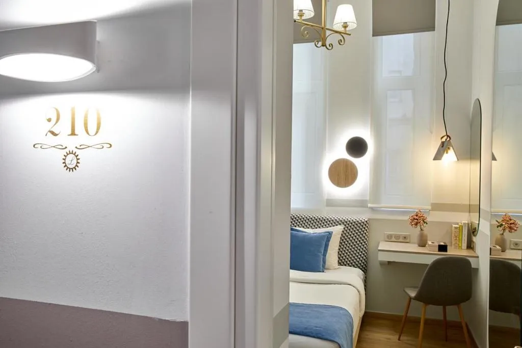 Room, Luxembourg, Halkidiki