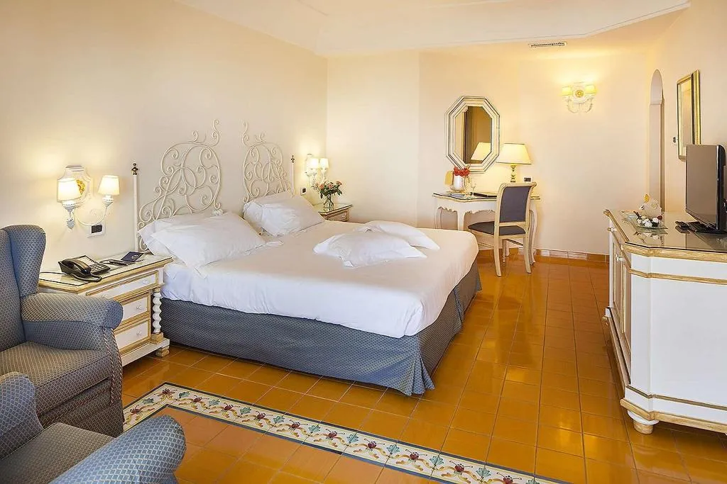 Room, Excelsior Belvedere Hotel & Spa, Naples