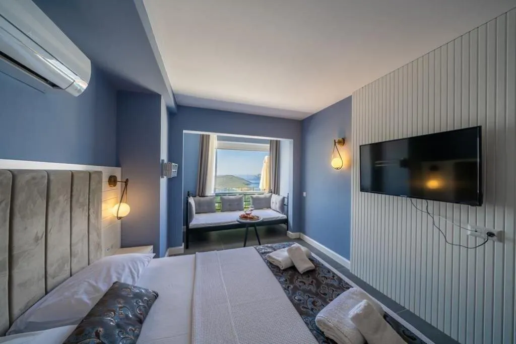Room, Un Amor Hotel, Dalaman