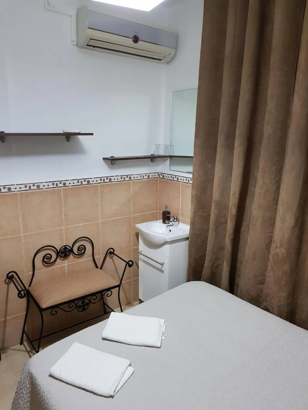 Room, Pensión Javier, Seville