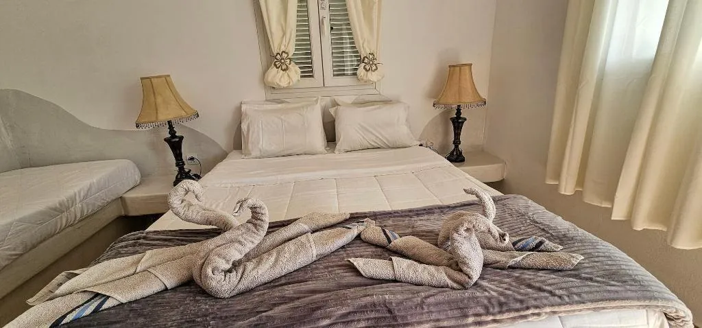 Room, Pleasure Beachside Studios, Santorini
