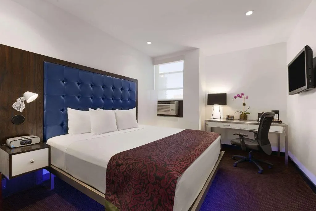 DOUBLE CLUB QUEEN BED Room, Night Hotel Broadway, New York
