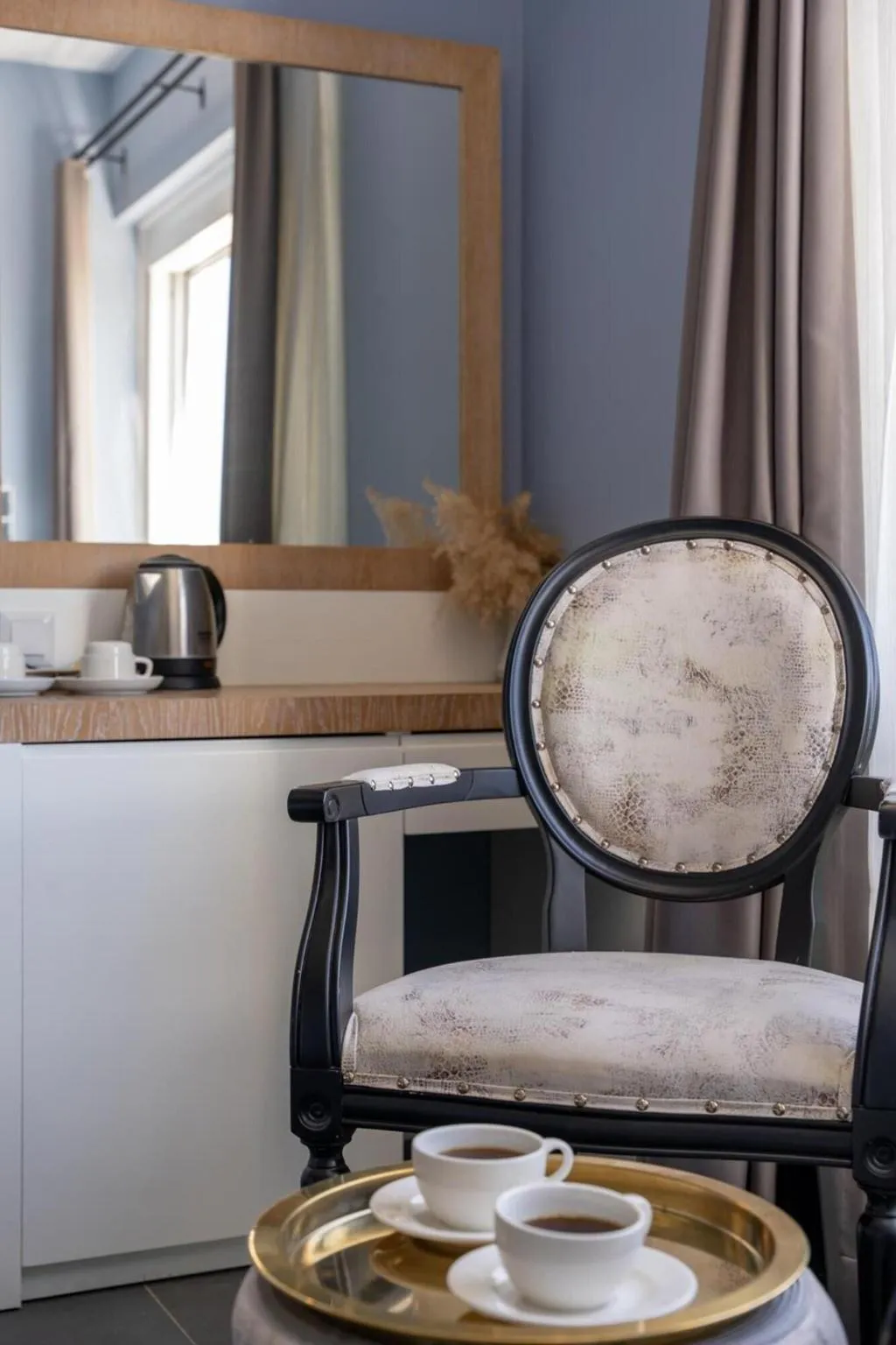 Room, Un Amor Hotel, Dalaman