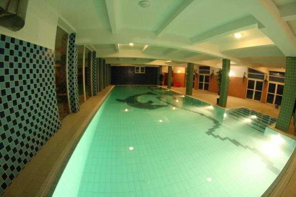 Pool, Daisy Superior, Krakow