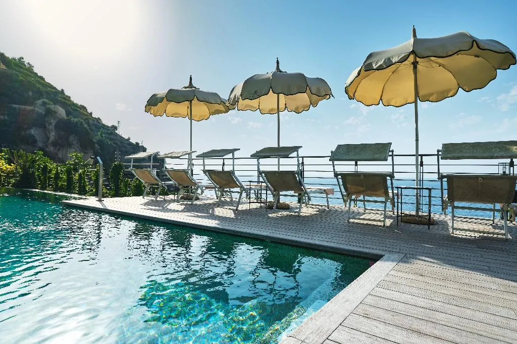 Pool, Botanico San Lazzaro, Naples