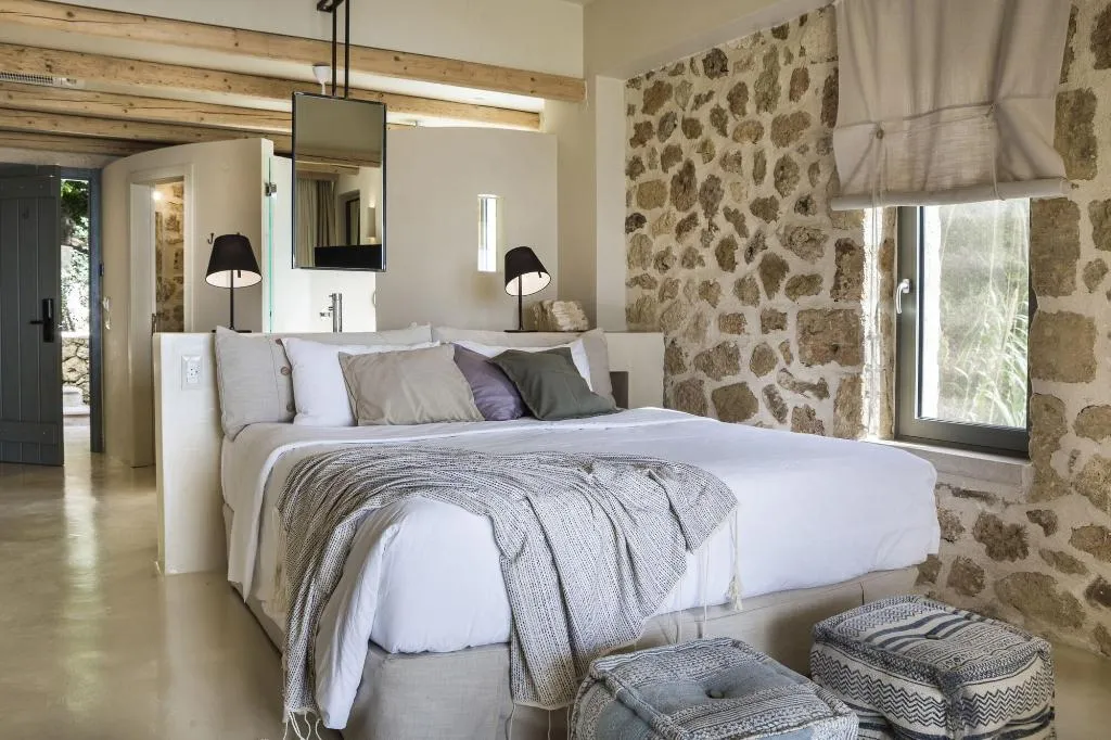 Room, F Zeen, Kefallinia
