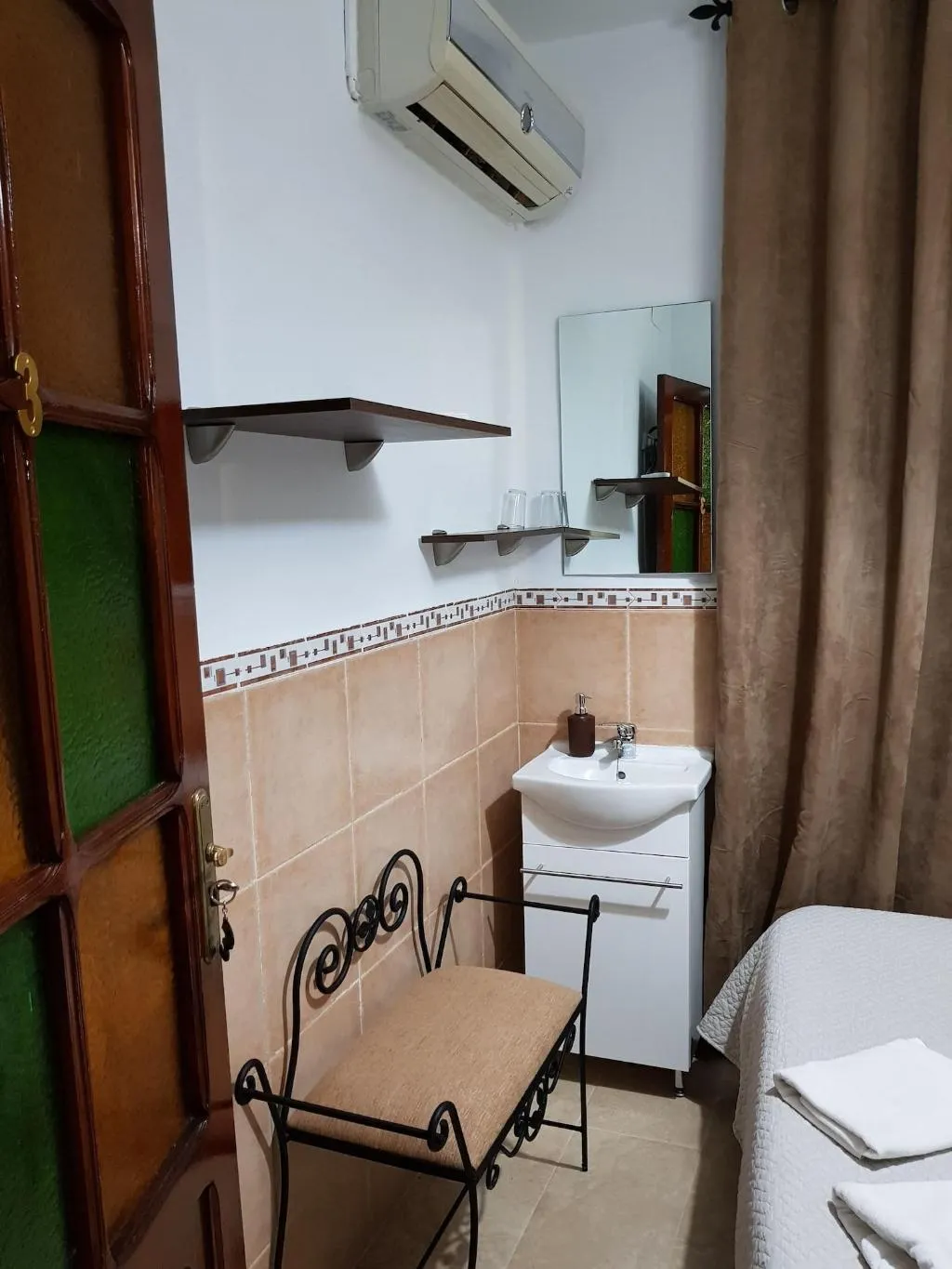 Room, Pensión Javier, Seville
