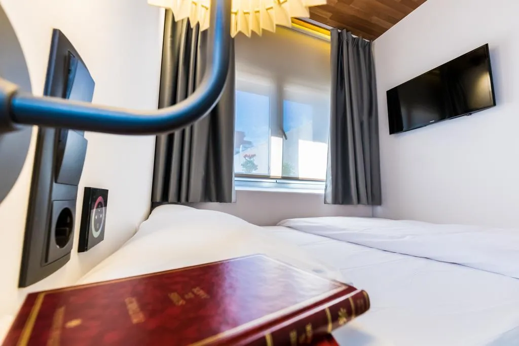 DOUBLE WITH SHARED BATHROOM Room, Far Home Bernabeu, Madrid