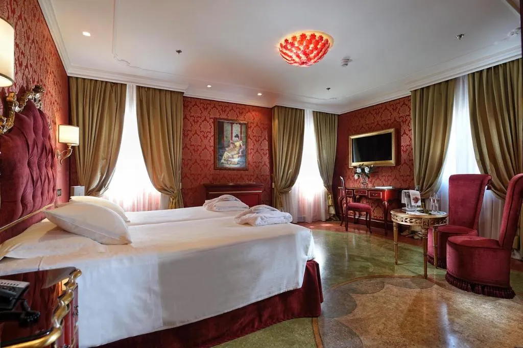 JUNIOR SUITE CAPACITY 3 Room, Ai Reali Hotel, Venice
