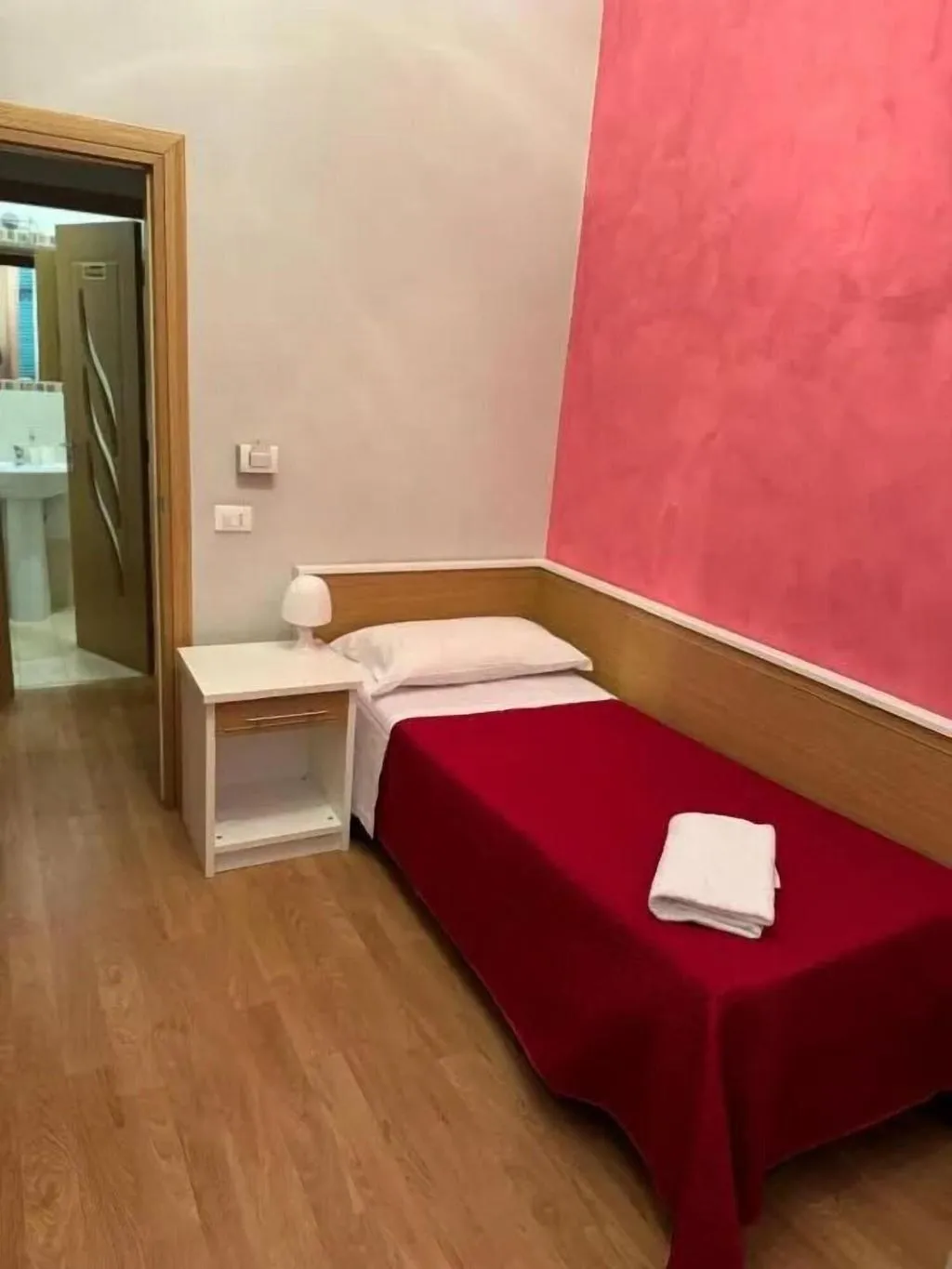 SINGLE STANDARD Room, B & T Rooms Trani, Naples