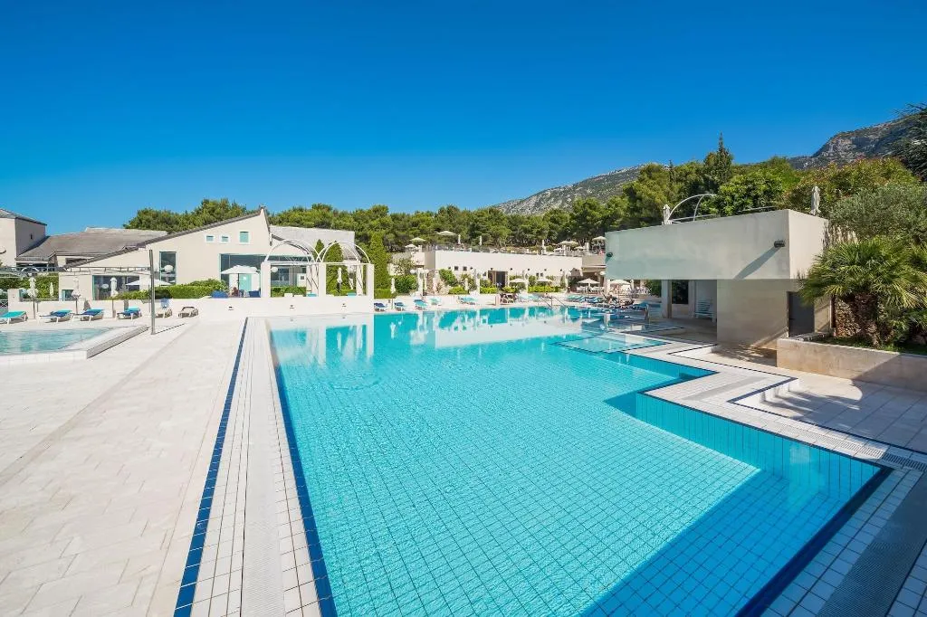 Sports and Entertainment, Bretanide, Split