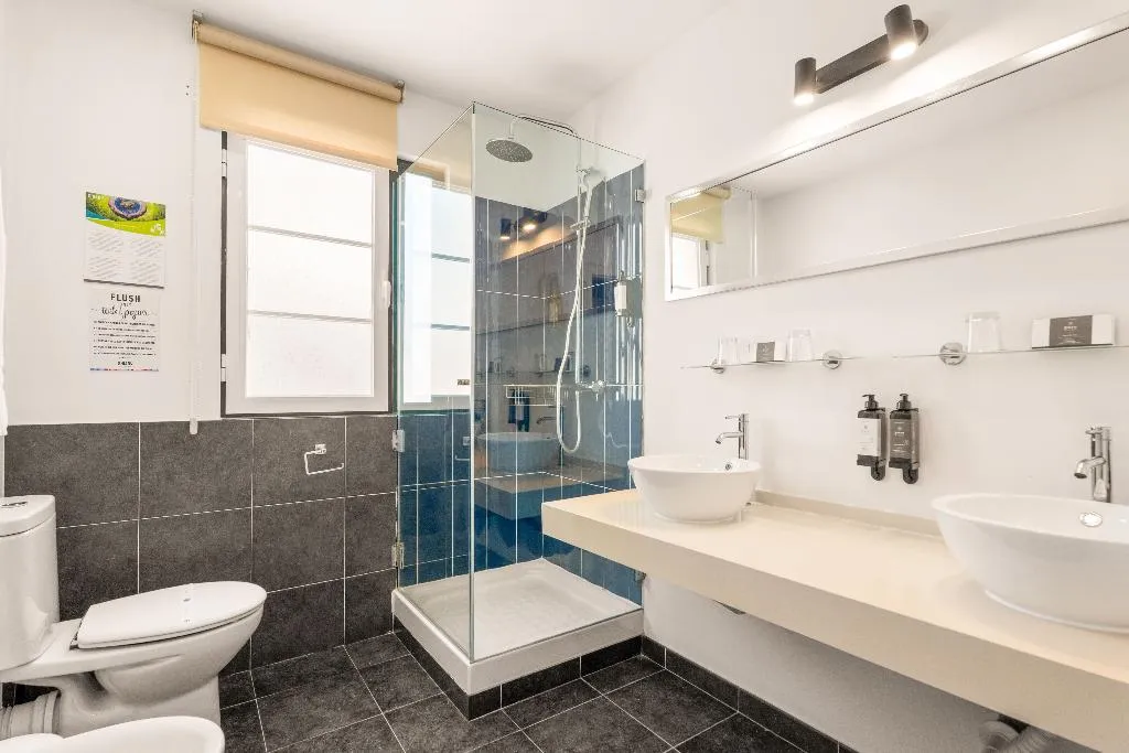 FAMILY ROOM DELUXE ONE BED Room, Casa do Bairro by Shiadu, Lisbon