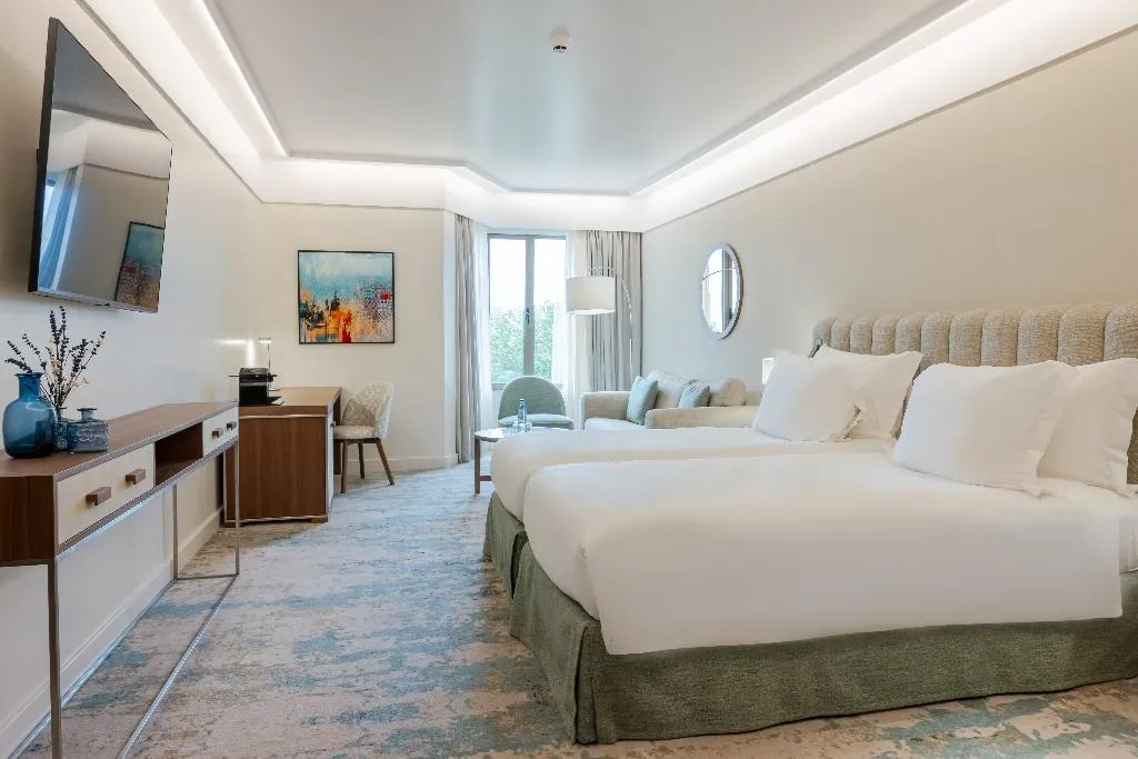 JUNIOR SUITE STANDARD Room, Crowne Plaza Porto, Porto