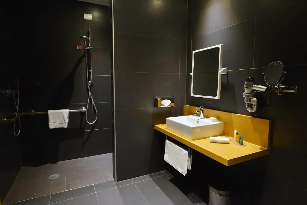 DOUBLE KING SIZE BED Room, Hilton Garden Inn Milan North, Milan