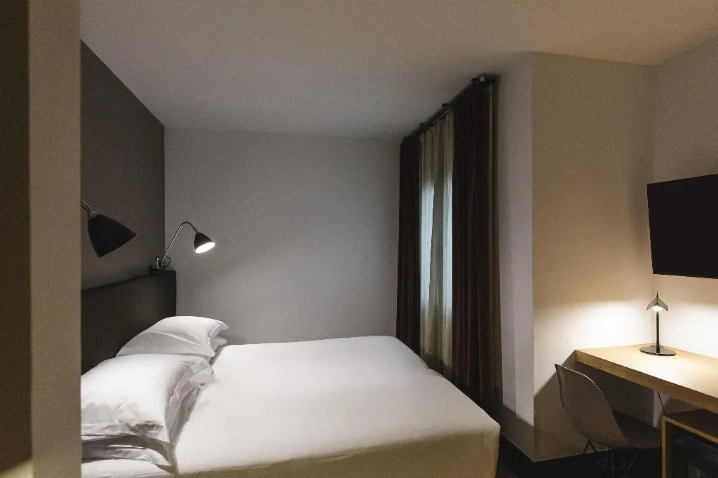 DOUBLE GUEST ROOM Room, Alexandra Barcelona, Curio Collection by Hilton, Barcelona