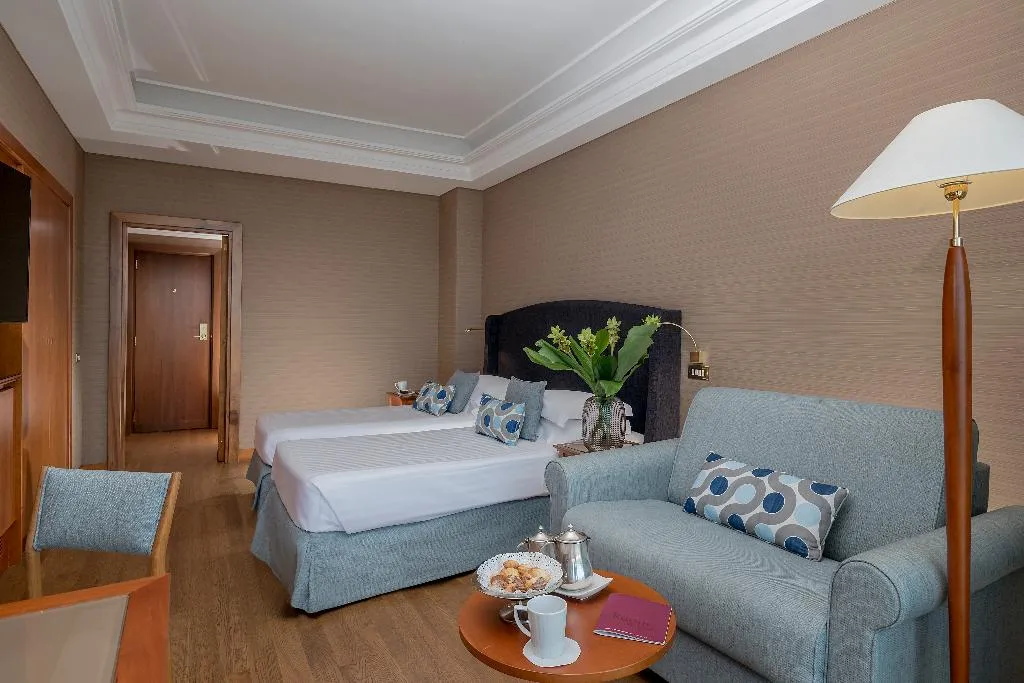 Double or Twin PARTIAL SEA VIEW Room, Royal Continental, Naples
