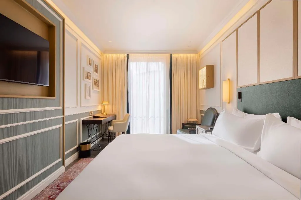 DOUBLE DELUXE KING BED Room, The Emerald House Lisbon, Curio Collection by Hilt, Lisbon
