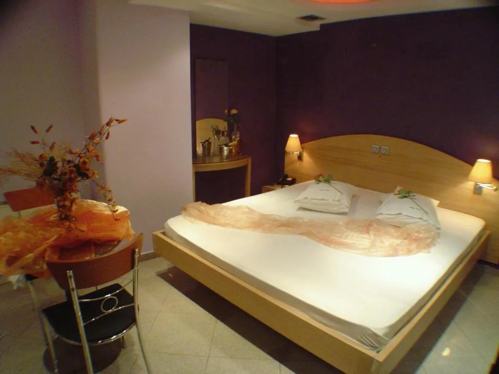 Room, Niki, Athens