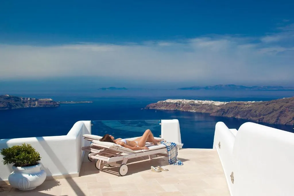 SUITE WITH JACUZZI Room, Above Blue Suites, Santorini