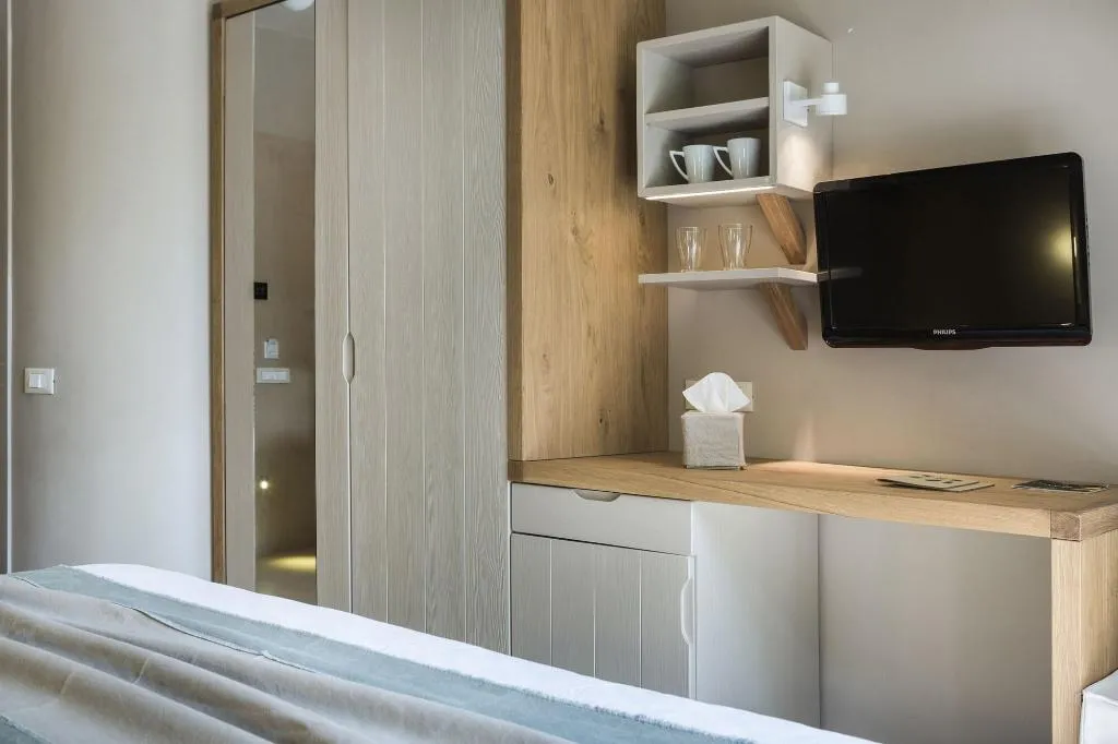 Room, F Zeen, Kefallinia