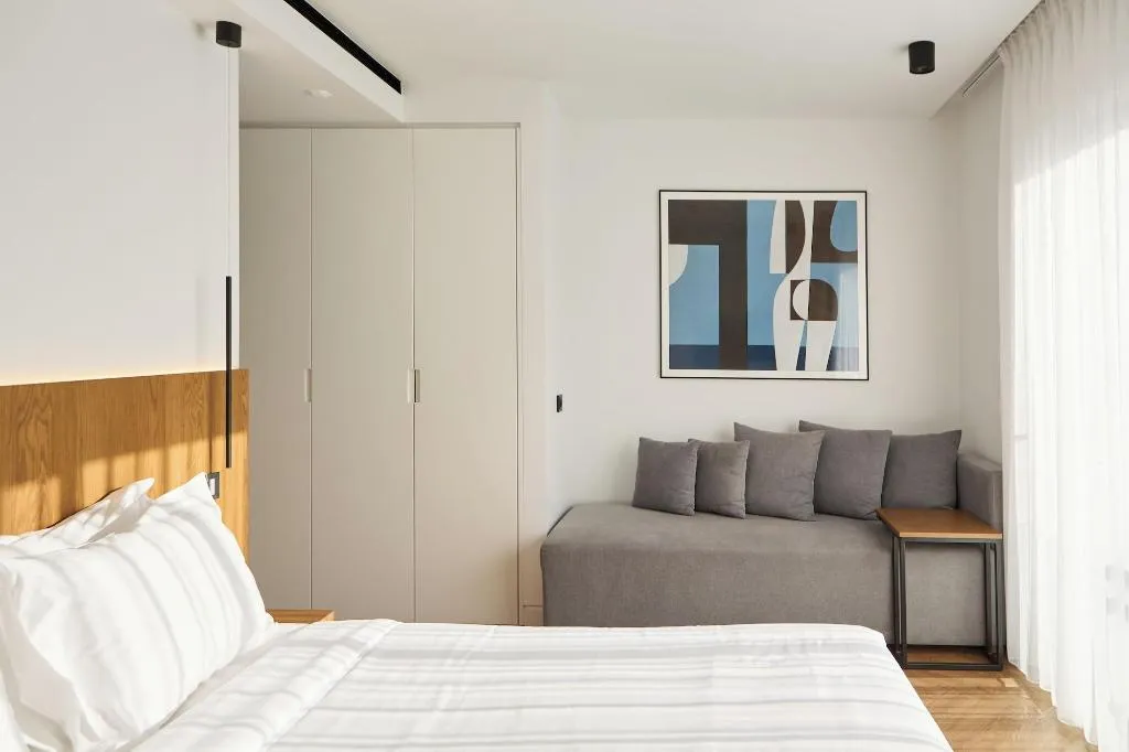 Room, Neoma, Athens