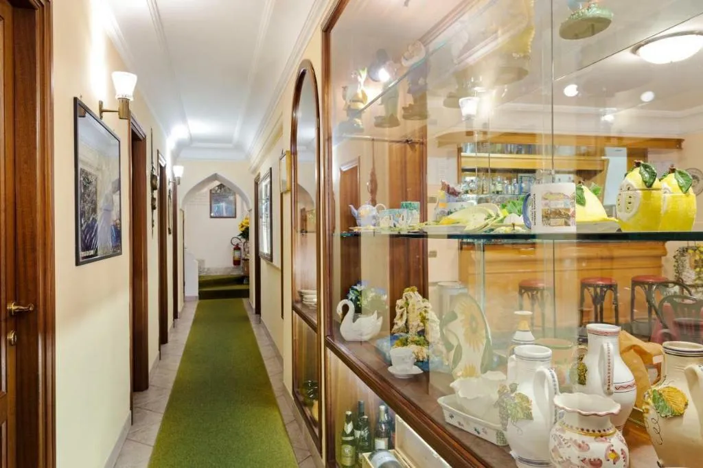 Lobby, Carmencita, Naples