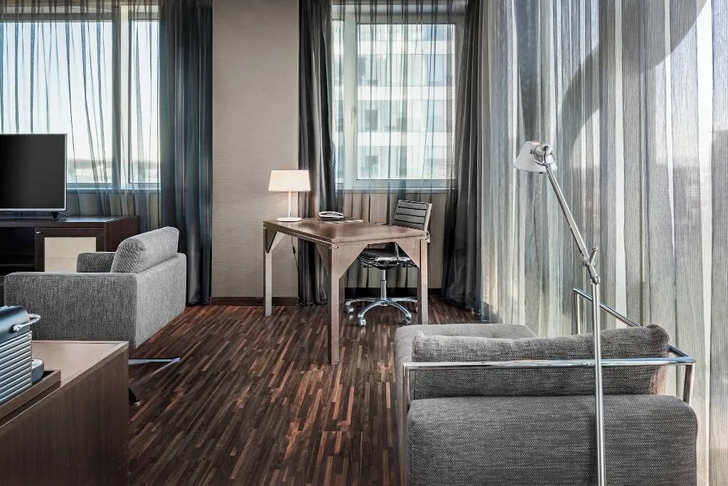 SUITE KING SIZE BED Room, Leonardo Royal Hotel Barcelona Forum, Barcelona