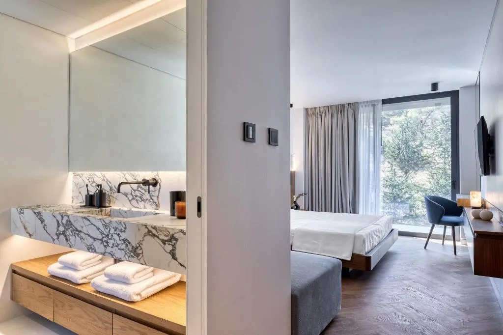 Room, Neoma, Athens