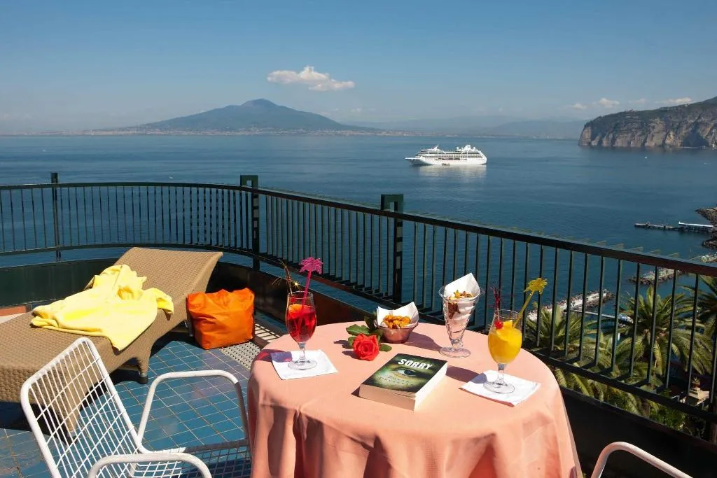 SUITE SEA VIEW Room, Continental, Naples