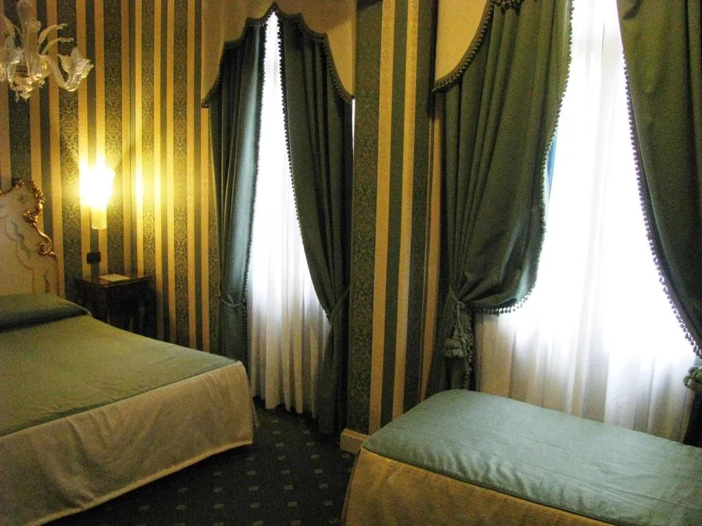 QUADRUPLE WITH DOUBLE BED Room, Hotel Belle Epoque, Venice