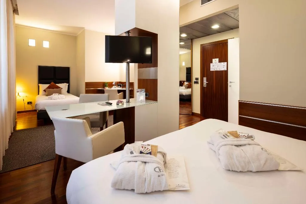 JUNIOR SUITE QUEEN SIZE BED Room, Best Western Hotel Madison, Milan