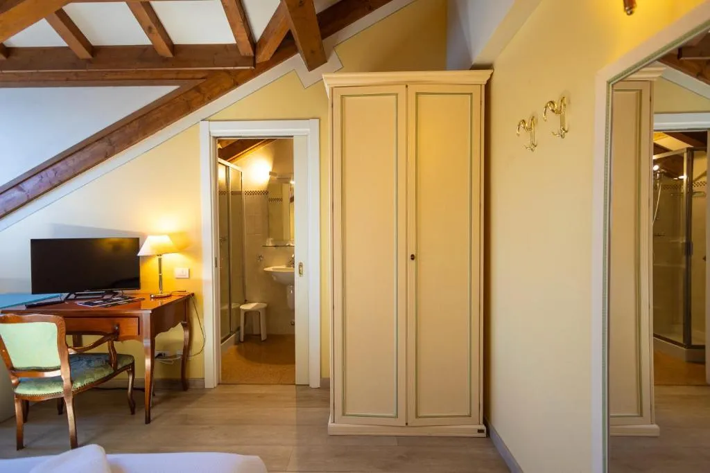 Double or Twin SUPERIOR LAKE VIEW Room, LVG Hotel Collection - Hotel Pallanza, Milan