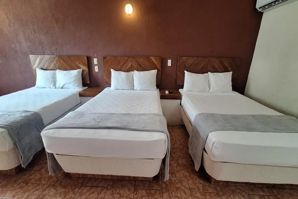 FAMILY ROOM THREE BEDS Room, Capital O Hotel Rolovi Cancun, Cancun Area