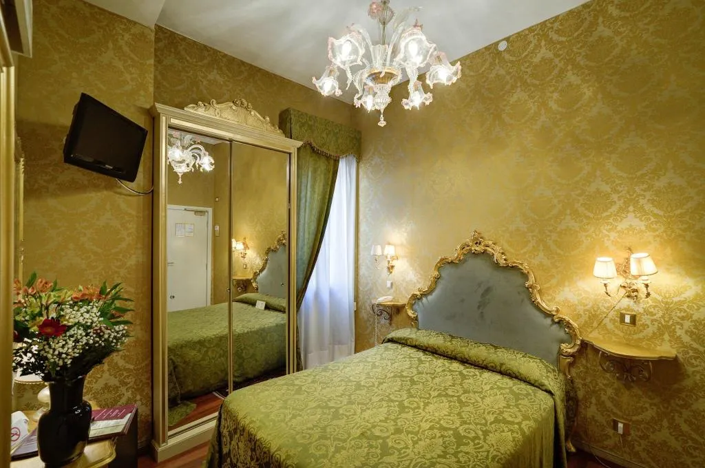 Room, Bel Sito e Berlino, Venice