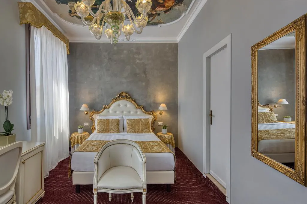 DOUBLE SUPERIOR Room, Pausania, Venice