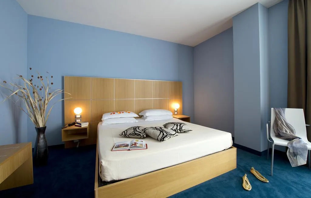 Room, Delle Fiere, Milan
