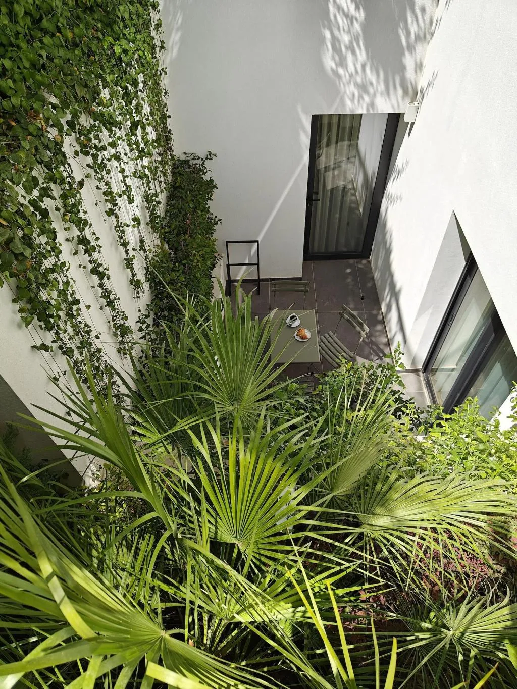 Room, Neoma, Athens