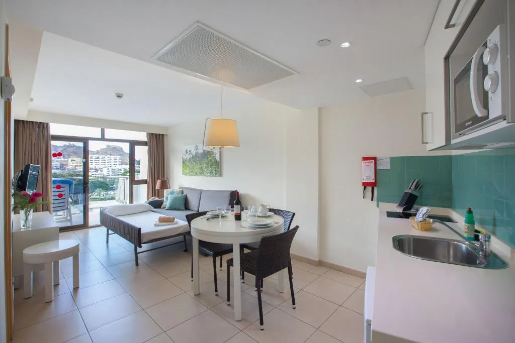 Room, Revoli, Gran Canaria