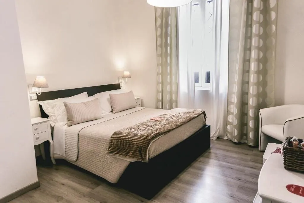 Room, Angolo Di Roma, Naples