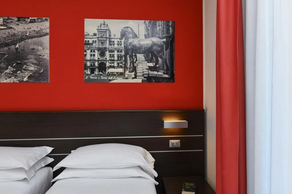 TRIPLE WITH BALCONY Room, Vienna, Venice