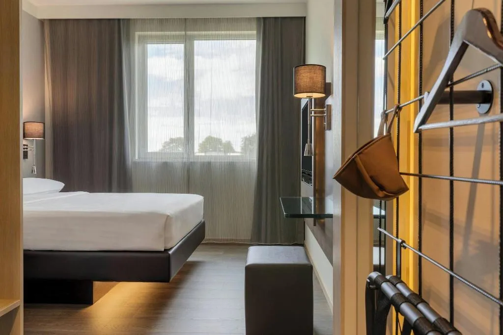 DOUBLE QUEEN SIZE BED Room, Moxy Milan Airport, Milan