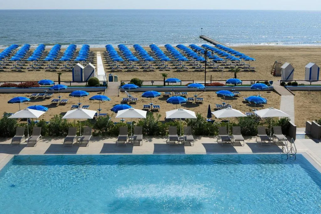 Pool, Orient & Pacific, Venice
